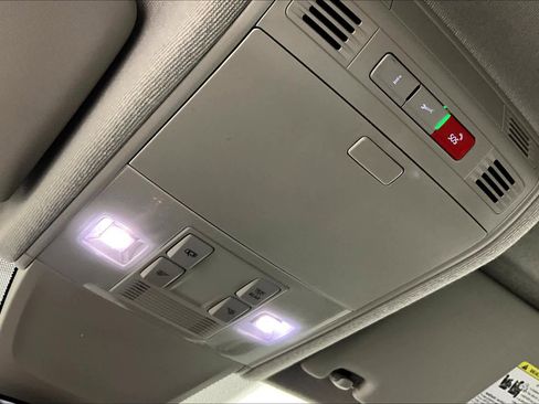 Used 2022 Volkswagen Tiguan SE image 34