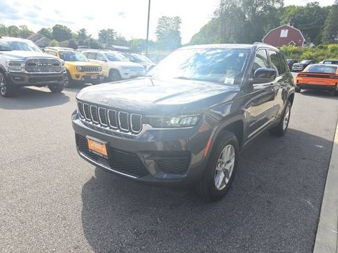Used 2023 Jeep Grand Cherokee Laredo X AWD/4WD image 3