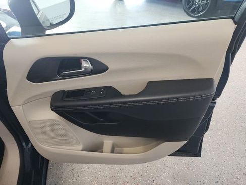 Used 2023 Chrysler Pacifica Touring-L FWD image 22