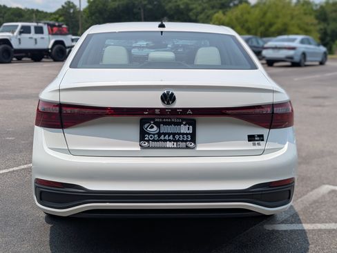 Used 2025 Volkswagen Jetta SE w/ Sunroof Package FWD image 8