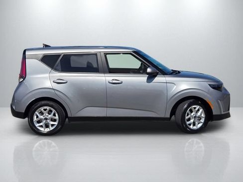 Used 2023 Kia Soul S FWD image 3