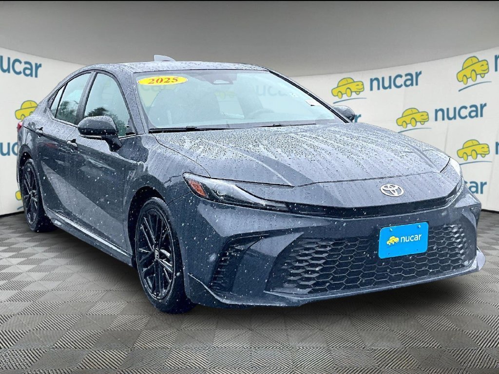 Used 2025 Toyota Camry SE FWD image 1