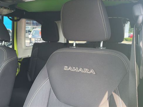 Used 2016 Jeep Wrangler Unlimited Sahara w/ Connectivity Group AWD/4WD image 11