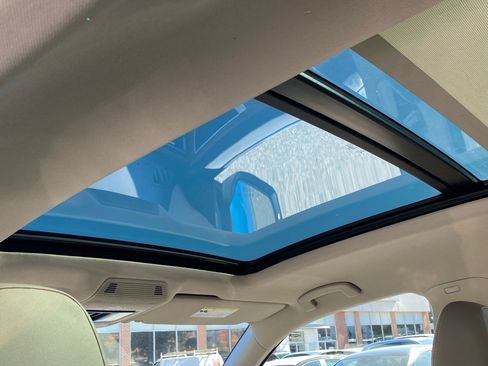 Certified 2025 Volkswagen Atlas SE image 19