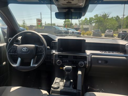 Certified 2025 Toyota Tacoma SR5 w/ SR5 Upgrade Package AWD/4WD image 18