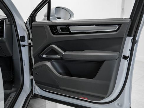 Used 2020 Porsche Cayenne Turbo image 40
