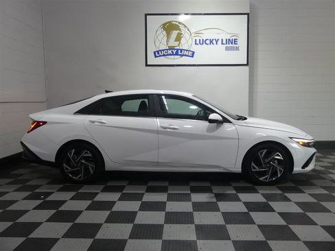 Used 2025 Hyundai Elantra Limited FWD image 6