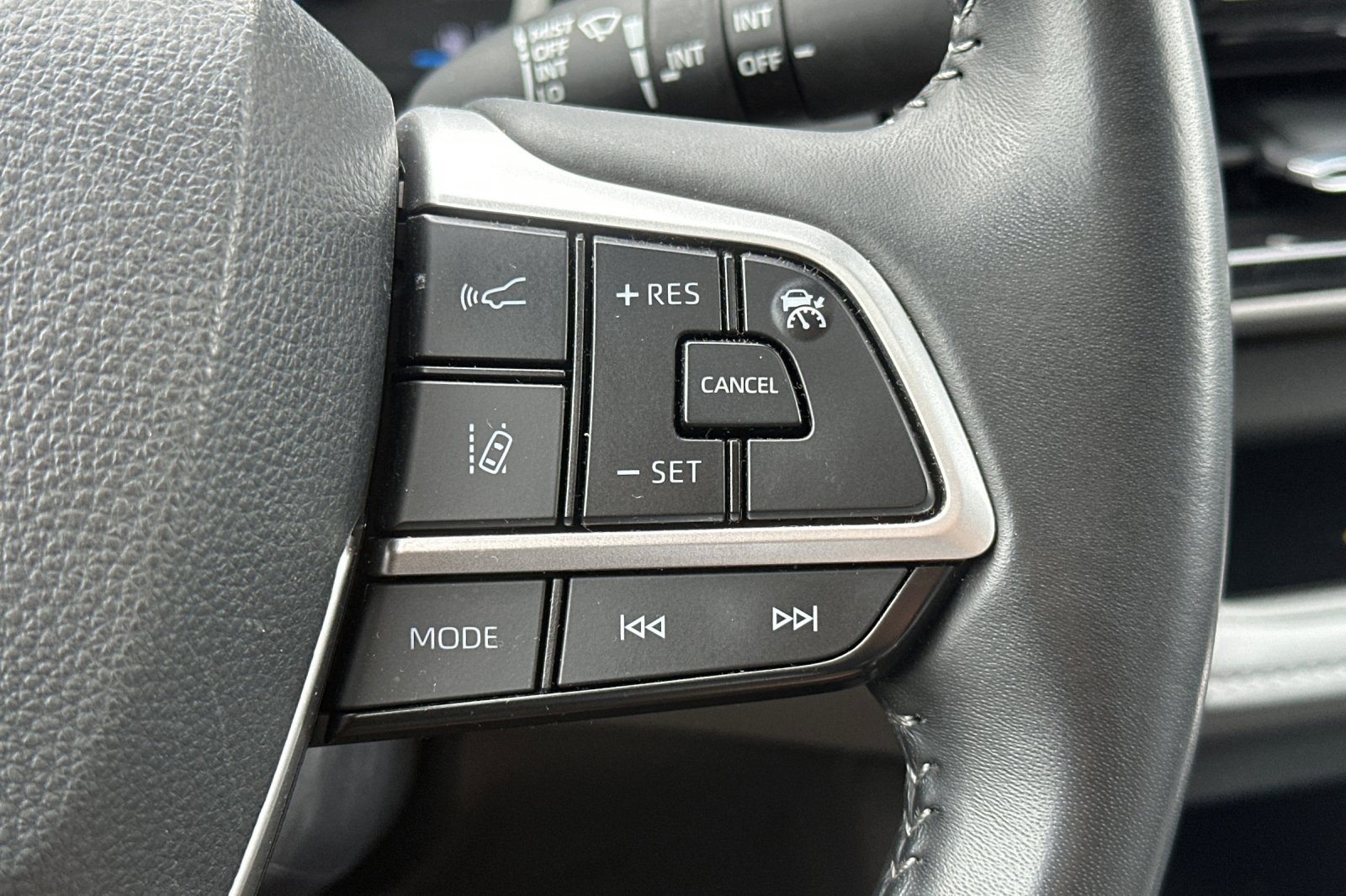 Used 2025 Toyota Highlander XLE AWD/4WD image 40