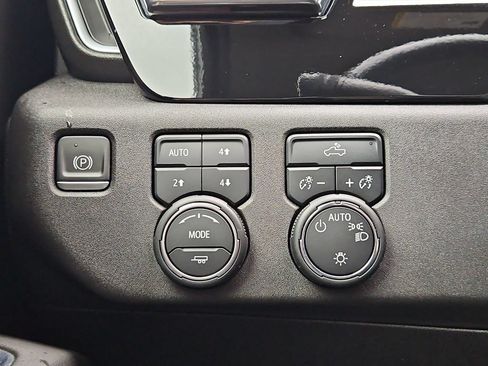 Used 2022 Chevrolet Silverado 1500 LT w/ Z71 Off-Road Package AWD/4WD image 25