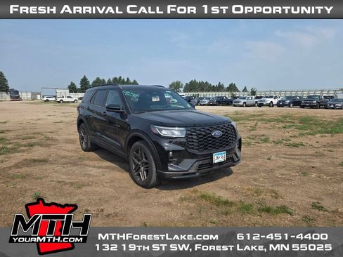 Used 2025 Ford Explorer ST-Line w/ ST-Line Street Pack AWD/4WD image 2