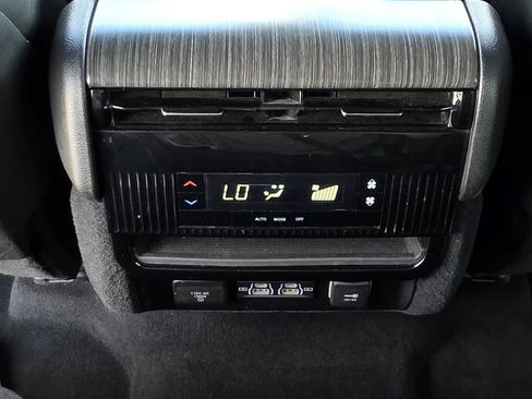 Used 2023 Jeep Wagoneer L Series II AWD/4WD image 18