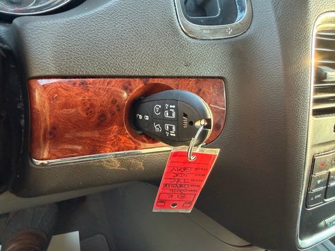 Used 2016 Chrysler Town & Country Touring image 41