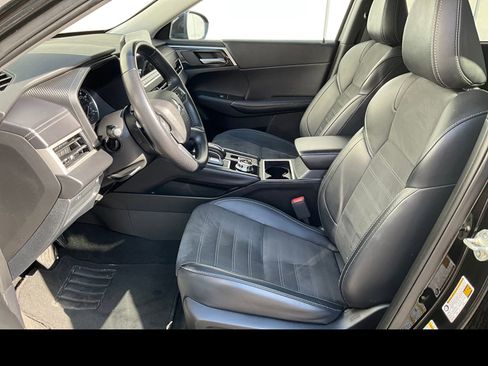 Used 2024 Mitsubishi Outlander SE FWD image 2