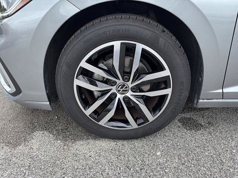 Certified 2025 Volkswagen Jetta SE FWD image 9