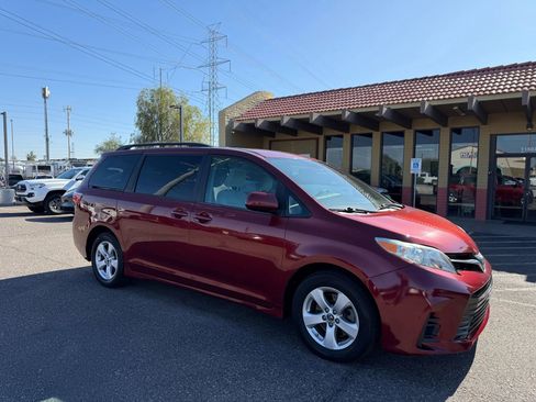 Used 2018 Toyota Sienna LE image 13