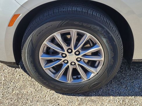 Used 2022 Buick Enclave Essence image 11