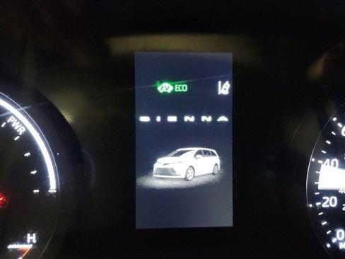 Certified 2022 Toyota Sienna XLE image 51