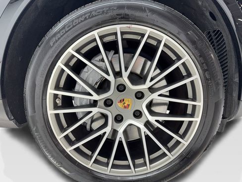 Used 2023 Porsche Cayenne Platinum Edition image 63