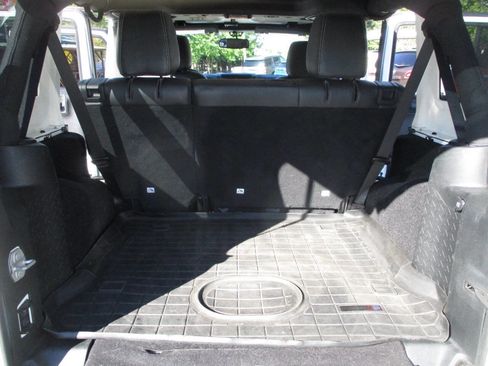 Used 2016 Jeep Wrangler Unlimited Rubicon w/ Max Tow Package AWD/4WD image 28