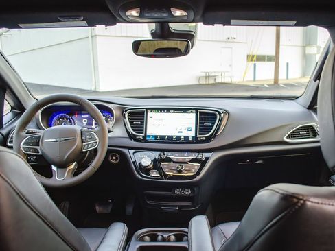 Used 2025 Chrysler Pacifica Select image 33