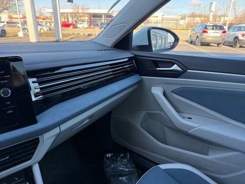 New 2026 Volkswagen Jetta SE FWD image 17