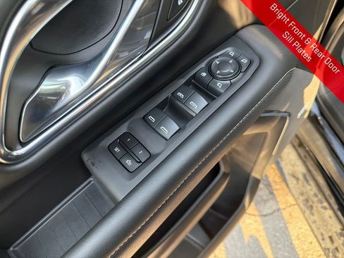 Used 2023 GMC Yukon SLT w/ SLT Luxury Package image 13