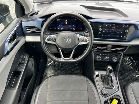 Used 2022 Volkswagen Taos SE w/ Panoramic Sunroof Package AWD/4WD image 5