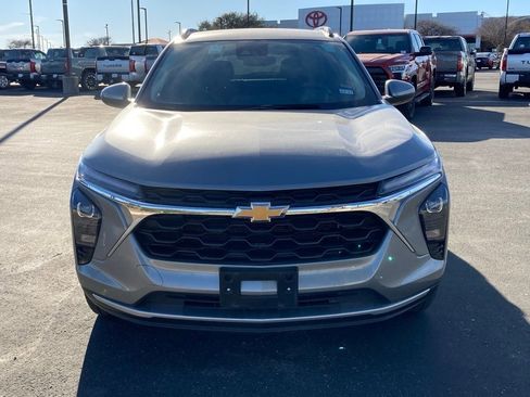 Used 2025 Chevrolet Trax LT w/ LT Convenience Package image 2