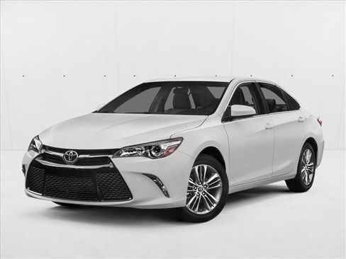 Used 2015 Toyota Camry LE image 1