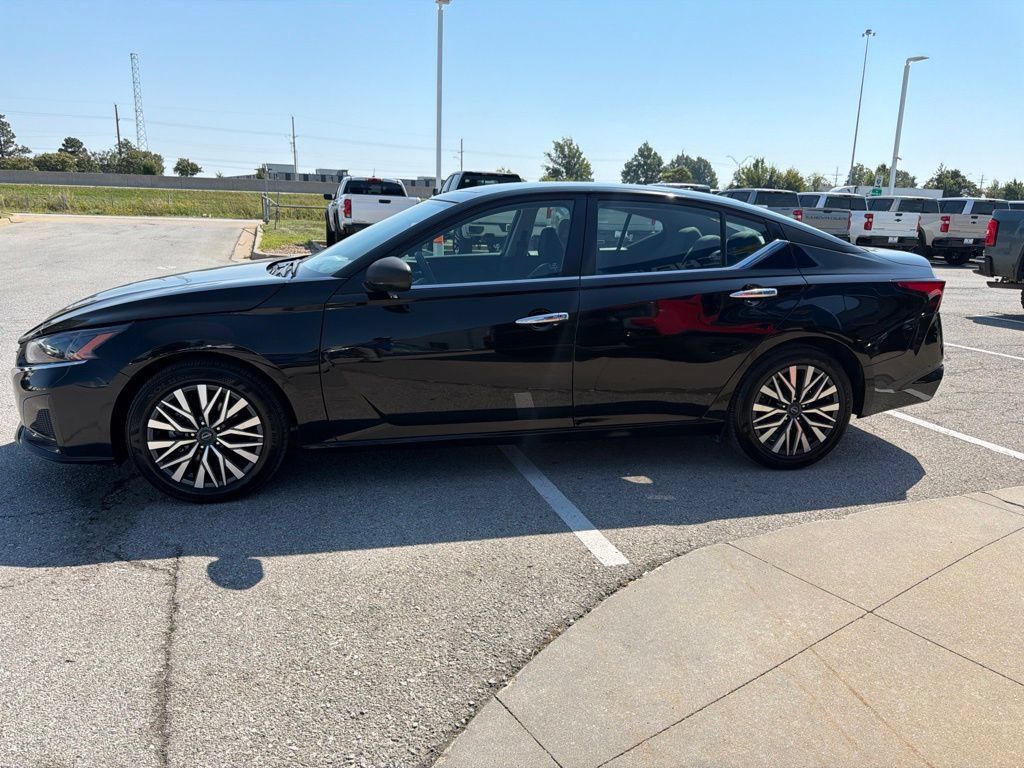 Used 2025 Nissan Altima 2.5 SV FWD image 6