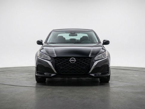 Used 2025 Nissan Altima 2.5 SV image 2