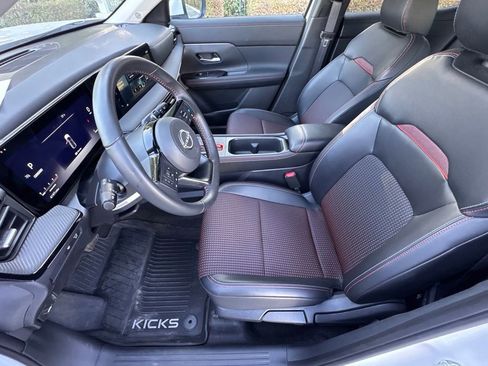 Certified 2025 Nissan Kicks SR FWD image 9