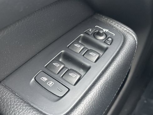 Used 2018 Volvo XC60 T6 Momentum w/ Convenience Package image 30