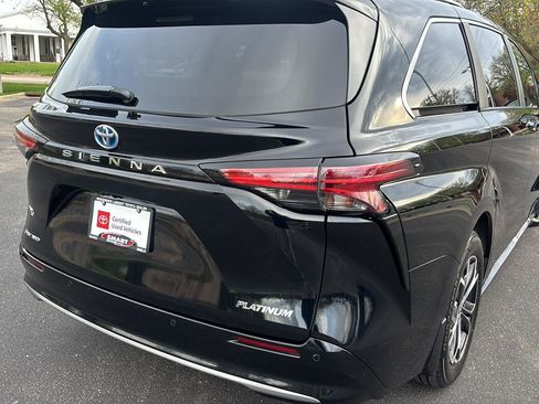 Used 2025 Toyota Sienna Platinum AWD/4WD image 9