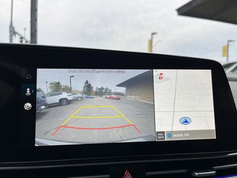 Used 2025 Hyundai Elantra SEL image 17