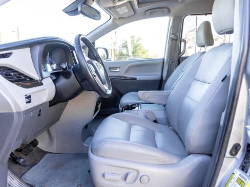 Used 2018 Toyota Sienna XLE image 10