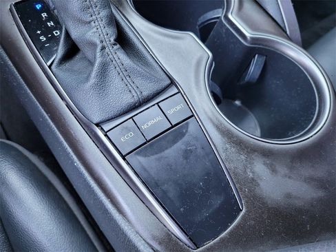 Used 2022 Toyota Camry SE image 16