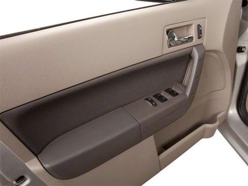 Used 2010 Ford Focus SE FWD image 8