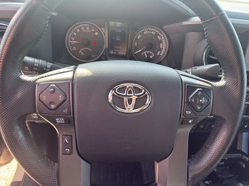 Used 2016 Toyota Tacoma TRD Sport image 17