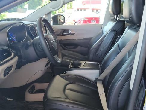 Used 2023 Chrysler Pacifica Touring-L FWD image 9