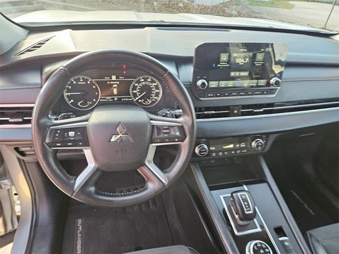 Used 2024 Mitsubishi Outlander SE image 17