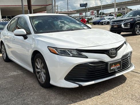 Used 2018 Toyota Camry LE image 2