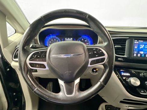 Used 2018 Chrysler Pacifica Touring-L image 17