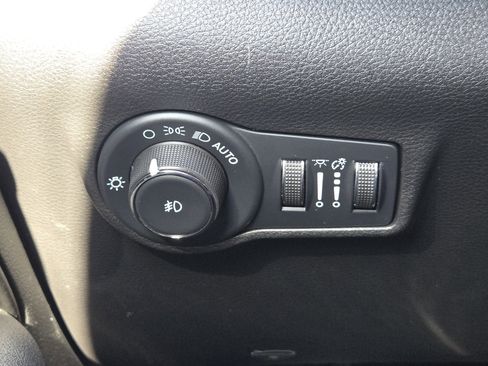 Used 2023 Jeep Compass Limited image 25