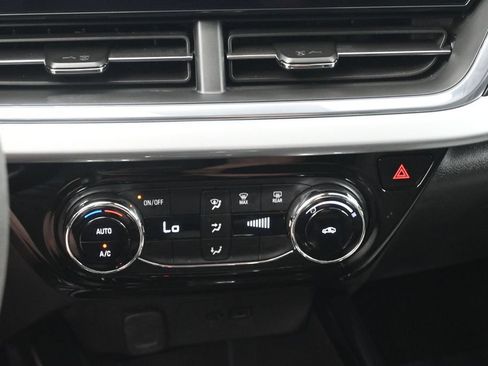 Used 2025 Chevrolet Trax LT FWD image 16