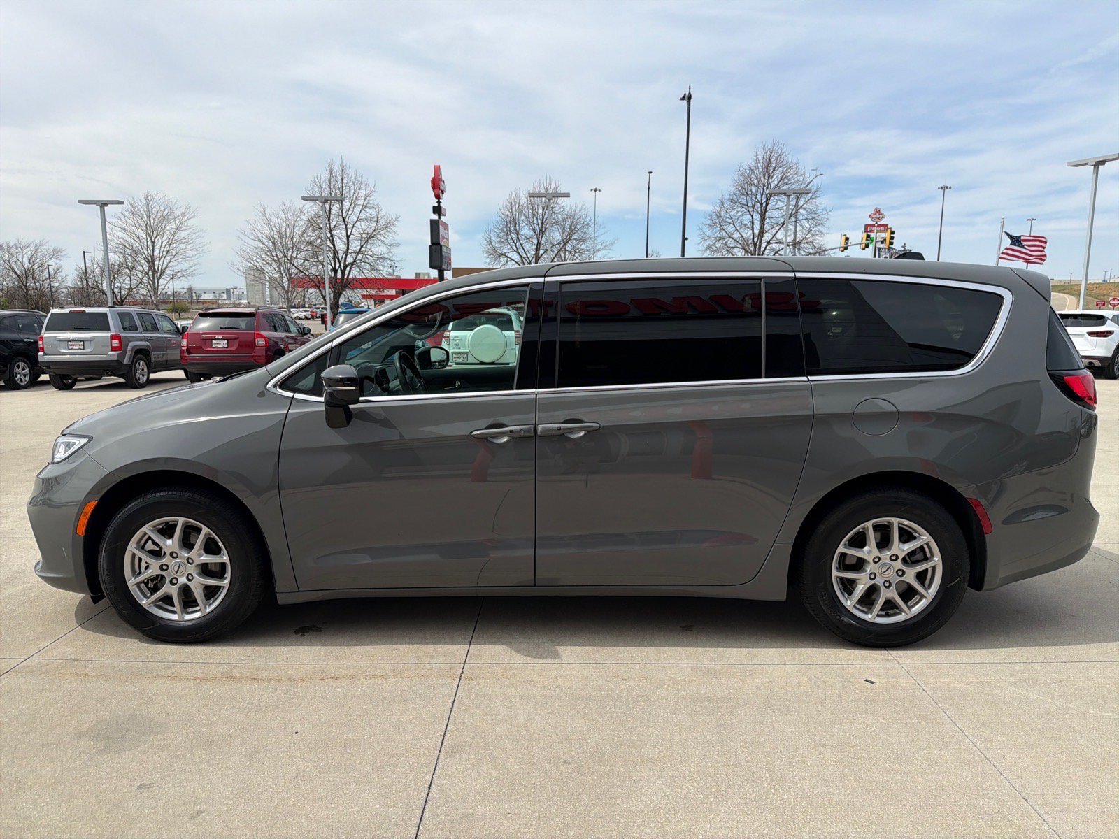 Used 2025 Chrysler Pacifica Select FWD image 5