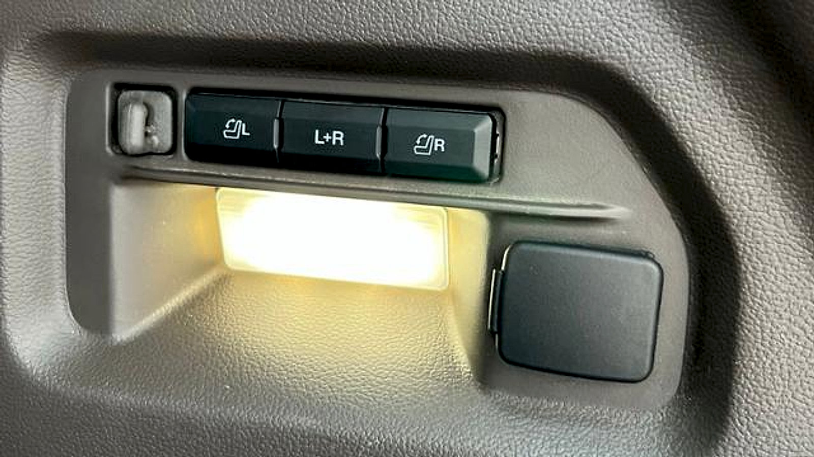 Used 2023 Ford Explorer Platinum w/ Technology Package AWD/4WD image 8