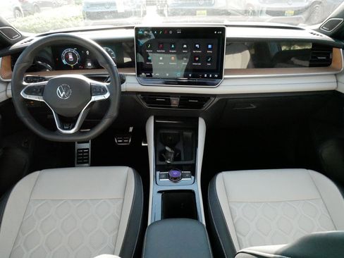 Certified 2025 Volkswagen Tiguan SEL R-Line AWD/4WD image 10