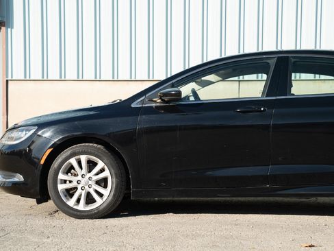 Used 2015 Chrysler 200 Limited w/ Convenience Group image 7