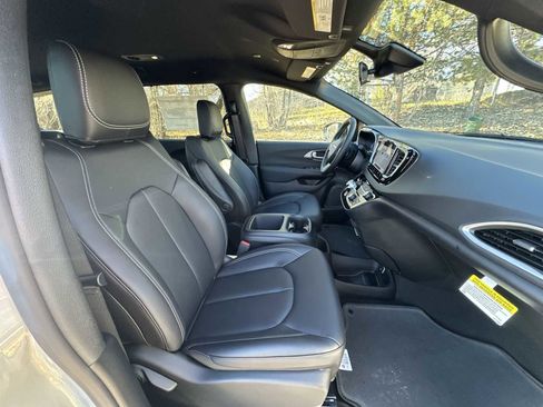 New 2026 Chrysler Voyager LX image 24